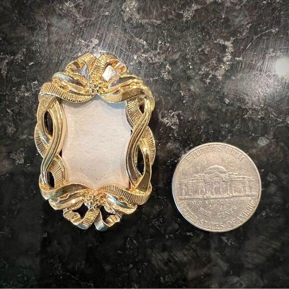 Mid-century modern vintage Gold photo locket brooch - Picture 3 of 3